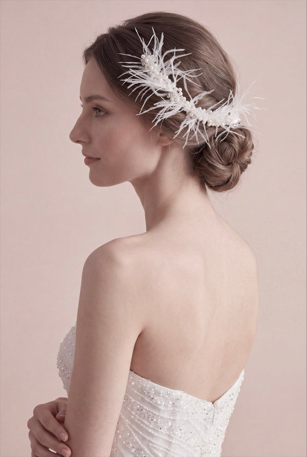 Beyaz tüy, kristal ve inci boncuk detaylı el yapımı gelin saç aksesuarı, topuz saç modeli için zarif bridal hair vine.