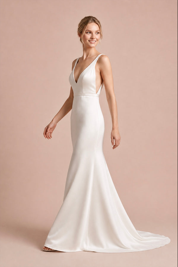 Sade saten balık kesim gelinlik modeli, derin V yaka ve ince askı detaylı modern gelinlik – AKAY Bridal
