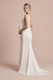 Görseli Galeri görüntüleyiciye yükleyin, Sade saten balık kesim gelinlik modeli, derin V yaka ve ince askı detaylı modern gelinlik – AKAY Bridal

