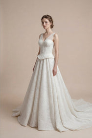 Görseli Galeri görüntüleyiciye yükleyin, çiçek işlemeli prenses kesim gelinlik ön görünüm, tül askılı korsaj detaylı uzun kuyruklu gelinlik model
