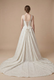 Görseli Galeri görüntüleyiciye yükleyin, çiçek işlemeli prenses kesim gelinlik ön görünüm, tül askılı korsaj detaylı uzun kuyruklu gelinlik model
