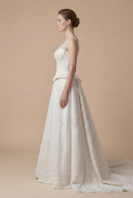 Görseli Galeri görüntüleyiciye yükleyin, çiçek işlemeli prenses kesim gelinlik ön görünüm, tül askılı korsaj detaylı uzun kuyruklu gelinlik model
