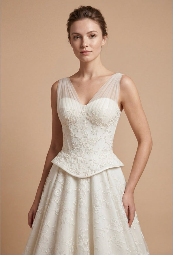 çiçek işlemeli prenses kesim gelinlik ön görünüm, tül askılı korsaj detaylı uzun kuyruklu gelinlik model