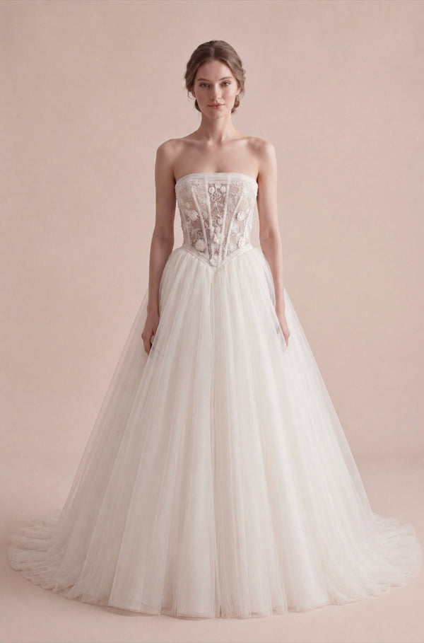 Straplez prenses gelinlik modeli, üç boyutlu çiçek işlemeli transparan korsajlı ve hacimli tül etekli Akay Bridal gelinliği.