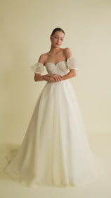 Load and play video in Gallery viewer, Romantik tasarımı, zarif dantel detayları ve modern çizgileriyle her gelin için özel olarak tasarlanmış A kesim, prenses ve balık model gelinlik koleksiyonu.
