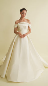 Load and play video in Gallery viewer, Romantik tasarımı, zarif dantel detayları ve modern çizgileriyle her gelin için özel olarak tasarlanmış A kesim, prenses ve balık model gelinlik koleksiyonu.
