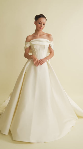 Romantik tasarımı, zarif dantel detayları ve modern çizgileriyle her gelin için özel olarak tasarlanmış A kesim, prenses ve balık model gelinlik koleksiyonu.