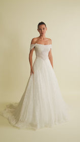 Videoyu Galeri görüntüleyiciye yükleyin ve burada izleyin, Romantik tasarımı, zarif dantel detayları ve modern çizgileriyle her gelin için özel olarak tasarlanmış A kesim, prenses ve balık model gelinlik koleksiyonu.
