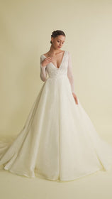 Load and play video in Gallery viewer, Romantik tasarımı, zarif dantel detayları ve modern çizgileriyle her gelin için özel olarak tasarlanmış A kesim, prenses ve balık model gelinlik koleksiyonu.
