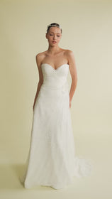 Videoyu Galeri görüntüleyiciye yükleyin ve burada izleyin, Romantik tasarımı, zarif dantel detayları ve modern çizgileriyle her gelin için özel olarak tasarlanmış A kesim, prenses ve balık model gelinlik koleksiyonu.
