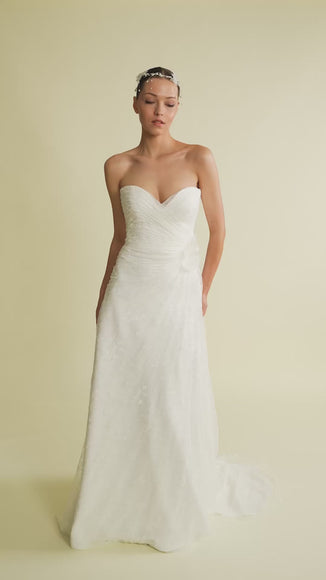 Romantik tasarımı, zarif dantel detayları ve modern çizgileriyle her gelin için özel olarak tasarlanmış A kesim, prenses ve balık model gelinlik koleksiyonu.