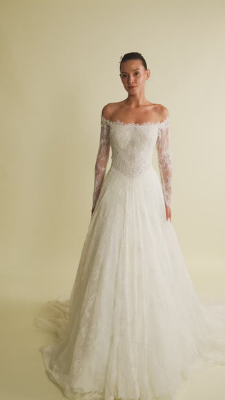 Romantik tasarımı, zarif dantel detayları ve modern çizgileriyle her gelin için özel olarak tasarlanmış A kesim, prenses ve balık model gelinlik koleksiyonu.