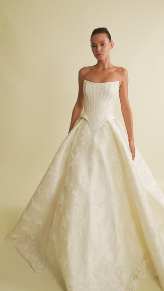 Romantik tasarımı, zarif dantel detayları ve modern çizgileriyle her gelin için özel olarak tasarlanmış A kesim, prenses ve balık model gelinlik koleksiyonu.