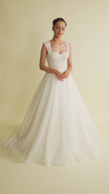 Videoyu Galeri görüntüleyiciye yükleyin ve burada izleyin, Romantik tasarımı, zarif dantel detayları ve modern çizgileriyle her gelin için özel olarak tasarlanmış A kesim, prenses ve balık model gelinlik koleksiyonu.
