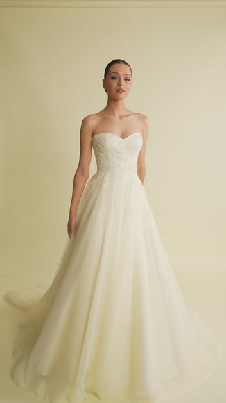 Romantik tasarımı, zarif dantel detayları ve modern çizgileriyle her gelin için özel olarak tasarlanmış A kesim, prenses ve balık model gelinlik koleksiyonu.