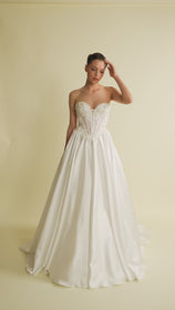 Videoyu Galeri görüntüleyiciye yükleyin ve burada izleyin, Romantik tasarımı, zarif dantel detayları ve modern çizgileriyle her gelin için özel olarak tasarlanmış A kesim, prenses ve balık model gelinlik koleksiyonu.
