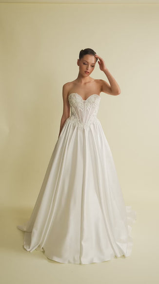 Romantik tasarımı, zarif dantel detayları ve modern çizgileriyle her gelin için özel olarak tasarlanmış A kesim, prenses ve balık model gelinlik koleksiyonu.