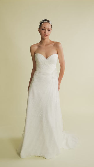 Romantik tasarımı, zarif dantel detayları ve modern çizgileriyle her gelin için özel olarak tasarlanmış A kesim, prenses ve balık model gelinlik koleksiyonu.