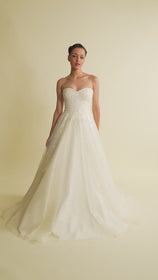 Load and play video in Gallery viewer, Romantik tasarımı, zarif dantel detayları ve modern çizgileriyle her gelin için özel olarak tasarlanmış A kesim, prenses ve balık model gelinlik koleksiyonu.
