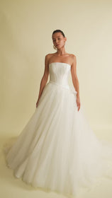 Videoyu Galeri görüntüleyiciye yükleyin ve burada izleyin, Romantik tasarımı, zarif dantel detayları ve modern çizgileriyle her gelin için özel olarak tasarlanmış A kesim, prenses ve balık model gelinlik koleksiyonu.
