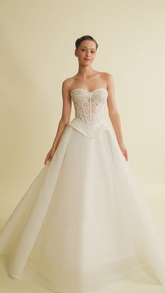 Romantik tasarımı, zarif dantel detayları ve modern çizgileriyle her gelin için özel olarak tasarlanmış A kesim, prenses ve balık model gelinlik koleksiyonu.