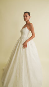 Load and play video in Gallery viewer, Romantik tasarımı, zarif dantel detayları ve modern çizgileriyle her gelin için özel olarak tasarlanmış A kesim, prenses ve balık model gelinlik koleksiyonu.
