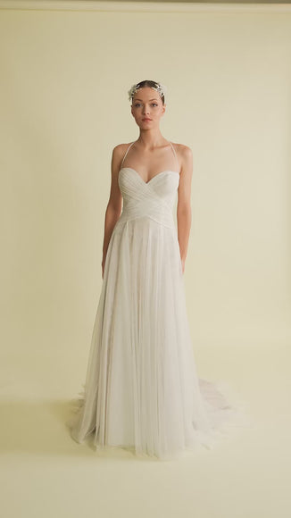 Romantik tasarımı, zarif dantel detayları ve modern çizgileriyle her gelin için özel olarak tasarlanmış A kesim, prenses ve balık model gelinlik koleksiyonu.