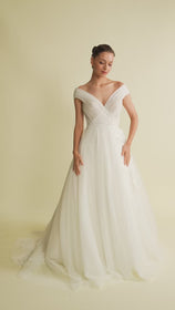 Videoyu Galeri görüntüleyiciye yükleyin ve burada izleyin, Romantik tasarımı, zarif dantel detayları ve modern çizgileriyle her gelin için özel olarak tasarlanmış A kesim, prenses ve balık model gelinlik koleksiyonu.
