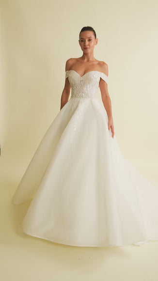 Romantik tasarımı, zarif dantel detayları ve modern çizgileriyle her gelin için özel olarak tasarlanmış A kesim, prenses ve balık model gelinlik koleksiyonu.