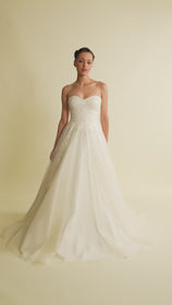 Videoyu Galeri görüntüleyiciye yükleyin ve burada izleyin, Romantik tasarımı, zarif dantel detayları ve modern çizgileriyle her gelin için özel olarak tasarlanmış A kesim, prenses ve balık model gelinlik koleksiyonu.
