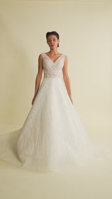 Load and play video in Gallery viewer, Romantik tasarımı, zarif dantel detayları ve modern çizgileriyle her gelin için özel olarak tasarlanmış A kesim, prenses ve balık model gelinlik koleksiyonu.
