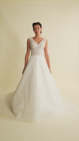 Romantik tasarımı, zarif dantel detayları ve modern çizgileriyle her gelin için özel olarak tasarlanmış A kesim, prenses ve balık model gelinlik koleksiyonu.