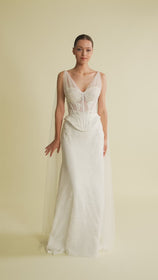 Load and play video in Gallery viewer, Romantik tasarımı, zarif dantel detayları ve modern çizgileriyle her gelin için özel olarak tasarlanmış A kesim, prenses ve balık model gelinlik koleksiyonu.
