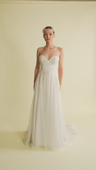 Romantik tasarımı, zarif dantel detayları ve modern çizgileriyle her gelin için özel olarak tasarlanmış A kesim, prenses ve balık model gelinlik koleksiyonu.