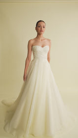 Videoyu Galeri görüntüleyiciye yükleyin ve burada izleyin, Romantik tasarımı, zarif dantel detayları ve modern çizgileriyle her gelin için özel olarak tasarlanmış A kesim, prenses ve balık model gelinlik koleksiyonu.
