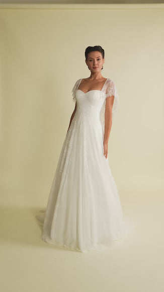 Romantik tasarımı, zarif dantel detayları ve modern çizgileriyle her gelin için özel olarak tasarlanmış A kesim, prenses ve balık model gelinlik koleksiyonu.