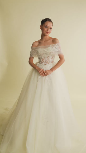 Romantik tasarımı, zarif dantel detayları ve modern çizgileriyle her gelin için özel olarak tasarlanmış A kesim, prenses ve balık model gelinlik koleksiyonu.