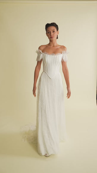 Romantik tasarımı, zarif dantel detayları ve modern çizgileriyle her gelin için özel olarak tasarlanmış A kesim, prenses ve balık model gelinlik koleksiyonu.