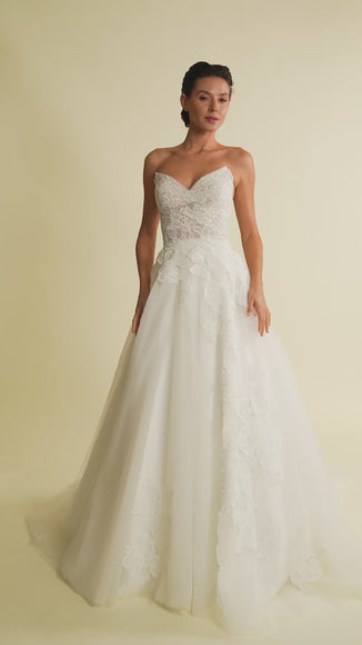 Romantik tasarımı, zarif dantel detayları ve modern çizgileriyle her gelin için özel olarak tasarlanmış A kesim, prenses ve balık model gelinlik koleksiyonu.