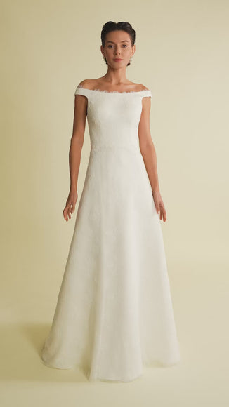 Romantik tasarımı, zarif dantel detayları ve modern çizgileriyle her gelin için özel olarak tasarlanmış A kesim, prenses ve balık model gelinlik koleksiyonu.