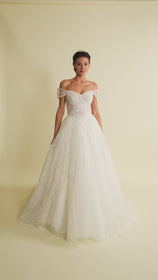 Load and play video in Gallery viewer, Romantik tasarımı, zarif dantel detayları ve modern çizgileriyle her gelin için özel olarak tasarlanmış A kesim, prenses ve balık model gelinlik koleksiyonu.
