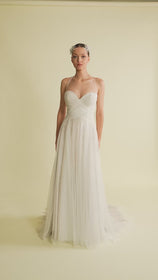 Videoyu Galeri görüntüleyiciye yükleyin ve burada izleyin, Romantik tasarımı, zarif dantel detayları ve modern çizgileriyle her gelin için özel olarak tasarlanmış A kesim, prenses ve balık model gelinlik koleksiyonu.
