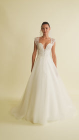 Videoyu Galeri görüntüleyiciye yükleyin ve burada izleyin, Romantik tasarımı, zarif dantel detayları ve modern çizgileriyle her gelin için özel olarak tasarlanmış A kesim, prenses ve balık model gelinlik koleksiyonu.
