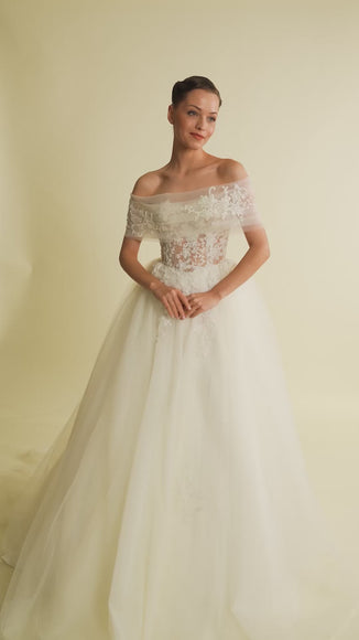 Romantik tasarımı, zarif dantel detayları ve modern çizgileriyle her gelin için özel olarak tasarlanmış A kesim, prenses ve balık model gelinlik koleksiyonu.