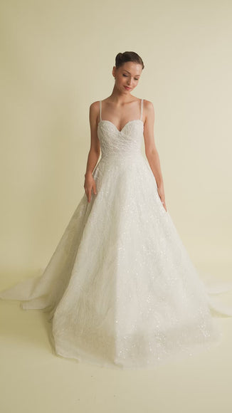 Romantik tasarımı, zarif dantel detayları ve modern çizgileriyle her gelin için özel olarak tasarlanmış A kesim, prenses ve balık model gelinlik koleksiyonu.