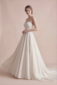 Load image into Gallery viewer, AKAY Gelinlik straplez A kesim gelinlik modeli, dantel işlemeli korsajlı ve uzun kuyruk detaylı romantik couture bridal tasarım.
