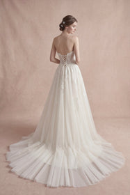 Load image into Gallery viewer, AKAY Gelinlik straplez A kesim gelinlik modeli, dantel işlemeli korsajlı ve uzun kuyruk detaylı romantik couture bridal tasarım.
