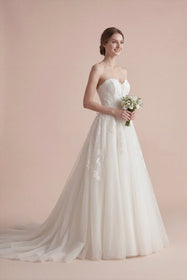 Load image into Gallery viewer, AKAY Gelinlik straplez A kesim gelinlik modeli, dantel işlemeli korsajlı ve uzun kuyruk detaylı romantik couture bridal tasarım.
