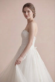 Load image into Gallery viewer, AKAY Gelinlik straplez A kesim gelinlik modeli, dantel işlemeli korsajlı ve uzun kuyruk detaylı romantik couture bridal tasarım.
