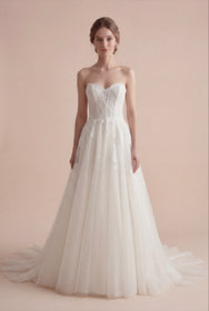Load image into Gallery viewer, AKAY Gelinlik straplez A kesim gelinlik modeli, dantel işlemeli korsajlı ve uzun kuyruk detaylı romantik couture bridal tasarım.
